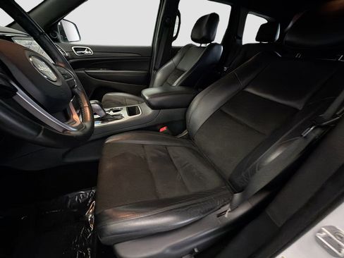 Used 2019 Jeep Grand Cherokee Laredo w/ Laredo X Package image 11