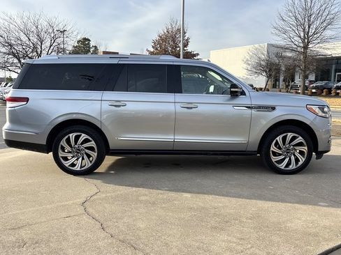 Used 2023 Lincoln Navigator L Reserve image 2