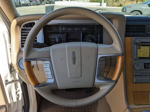 Used 2010 Lincoln Navigator Base image 12