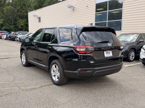 Used 2023 Honda Pilot LX image 4