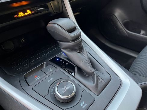 Used 2025 Toyota RAV4 LE image 41