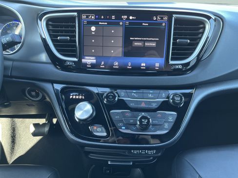 Used 2025 Chrysler Pacifica Select FWD image 21