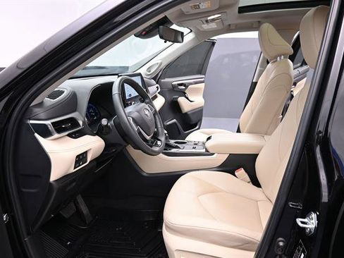 Certified 2024 Toyota Highlander Platinum FWD image 16