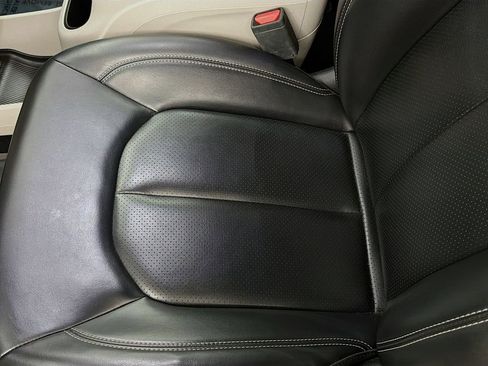 Used 2023 Chrysler Pacifica Touring-L image 18