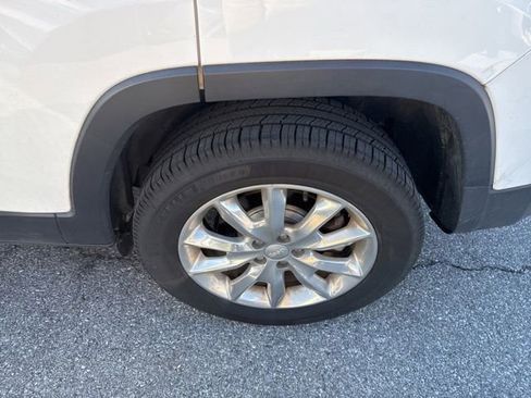 Used 2017 Jeep Cherokee Limited image 12