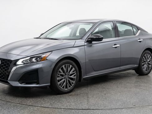 Used 2025 Nissan Altima 2.5 SV FWD image 3