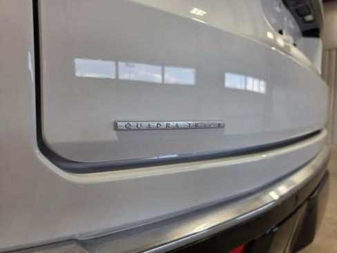 Used 2023 Jeep Wagoneer L Series III w/ Premium Group I AWD/4WD image 12