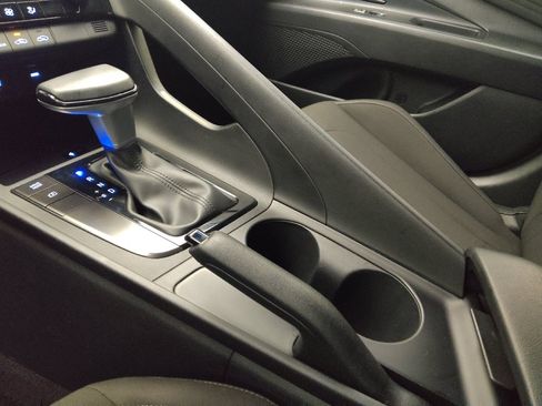 Used 2025 Hyundai Elantra Sport FWD image 26