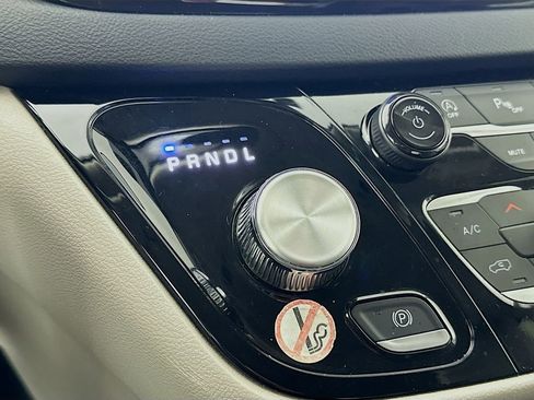 Certified 2024 Chrysler Pacifica Touring-L image 25