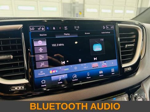 Used 2025 Chrysler Pacifica Select FWD image 6
