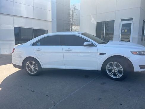 Used 2015 Ford Taurus SEL FWD image 4