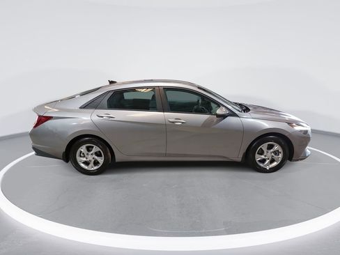 Used 2023 Hyundai Elantra SE FWD image 4