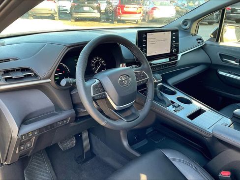 Used 2024 Toyota Sienna XLE Woodland Edition image 18