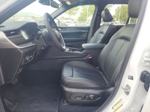 New 2025 Jeep Grand Cherokee Limited w/ Luxury Tech Group II image 21