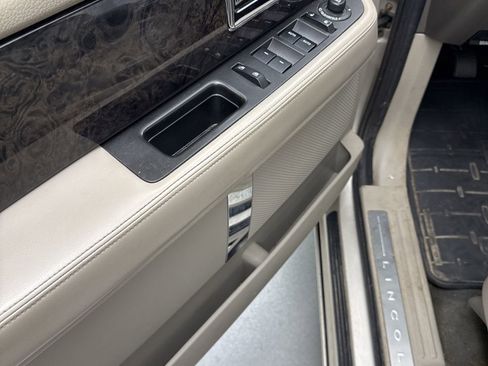 Used 2017 Lincoln Navigator Select image 14