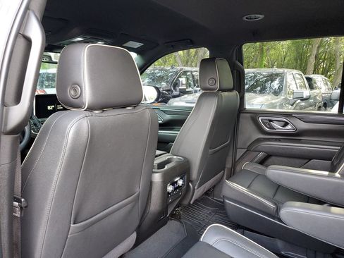 Used 2024 GMC Yukon SLT w/ SLT Luxury Package RWD image 9