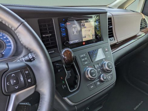 Used 2017 Toyota Sienna Limited image 29