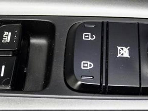 Used 2017 Kia Niro LX image 32