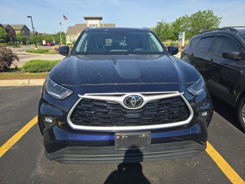 Used 2021 Toyota Highlander XLE AWD/4WD image 2