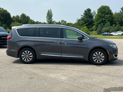 Used 2020 Chrysler Pacifica Touring-L Plus FWD image 15