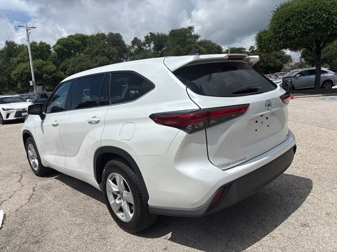 Used 2022 Toyota Highlander LE FWD image 3
