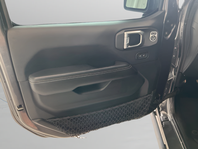 Used 2018 Jeep Wrangler Unlimited Sahara AWD/4WD image 9