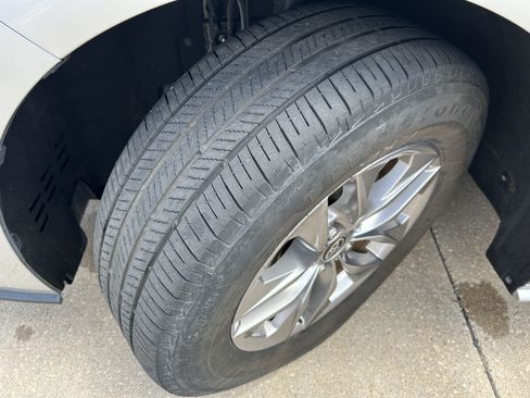 Certified 2025 Toyota Sienna LE FWD image 11
