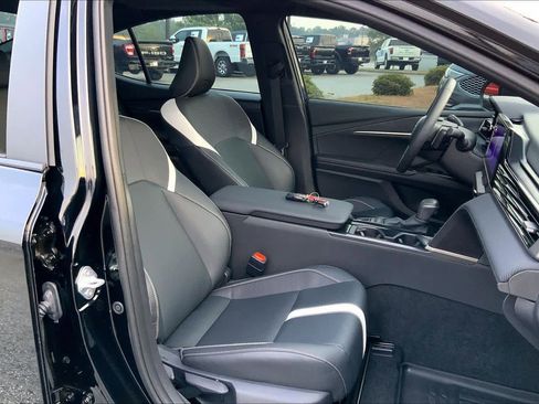 Used 2025 Toyota Camry SE w/ Multimedia Upgrade Package image 9