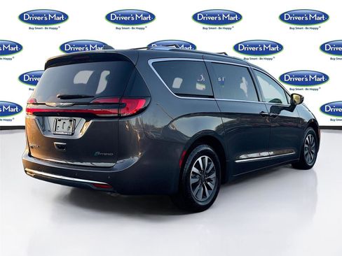 Used 2021 Chrysler Pacifica Limited w/ Uconnect Theater Family Group image 8