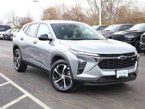 Used 2025 Chevrolet Trax RS w/ Sunroof Package image 2