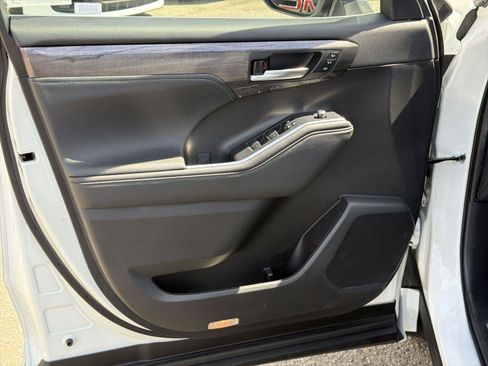 Used 2023 Toyota Highlander Limited FWD image 22