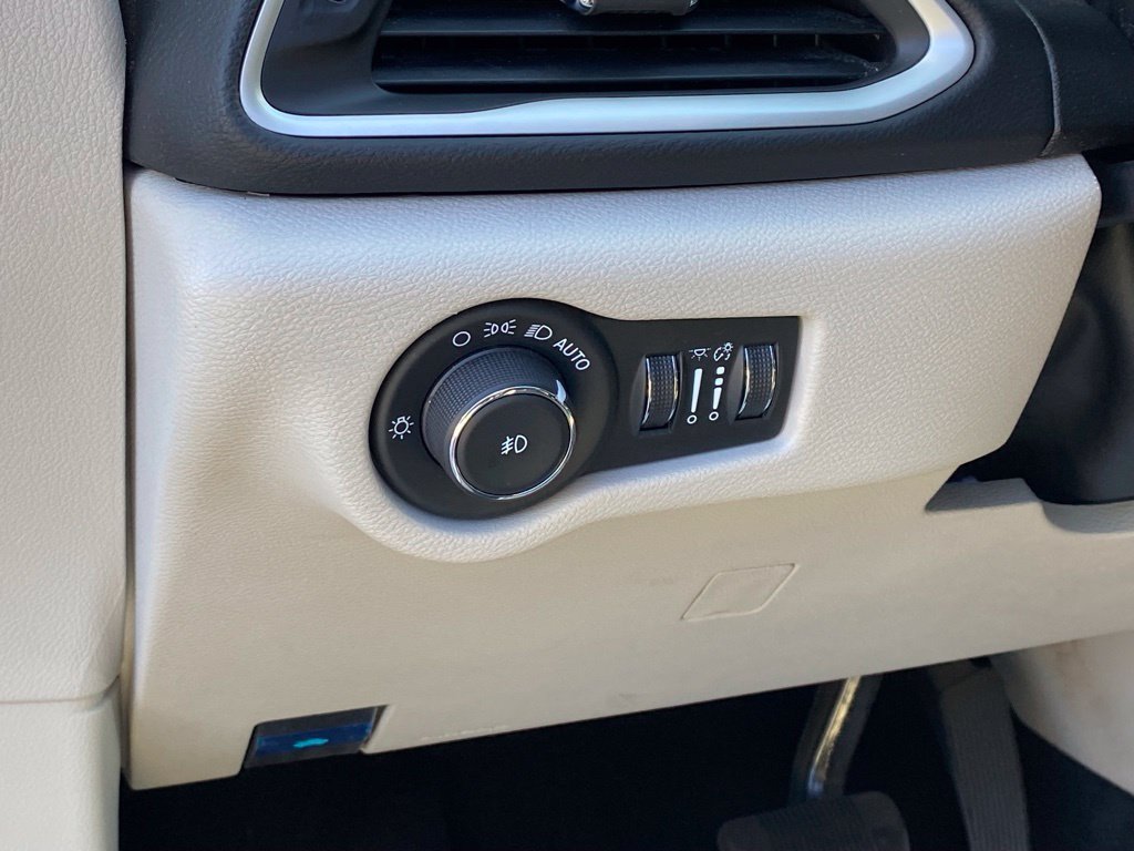 Used 2024 Chrysler Pacifica Touring-L FWD image 12