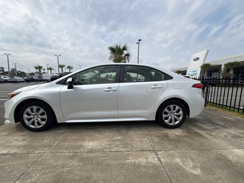 Used 2022 Toyota Corolla LE FWD image 15