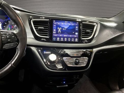 Used 2020 Chrysler Pacifica Touring-L Plus w/ S Appearance Package FWD image 9