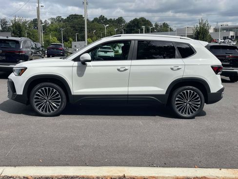 New 2026 Volkswagen Taos SE FWD image 4