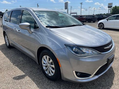 Used 2019 Chrysler Pacifica Touring Plus w/ Cold Weather Group FWD image 7