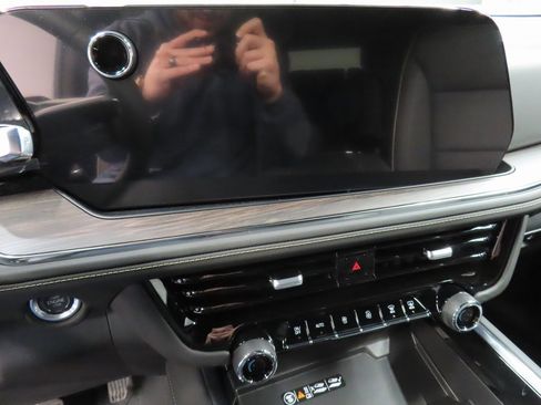 Used 2025 Chevrolet Suburban Premier image 14