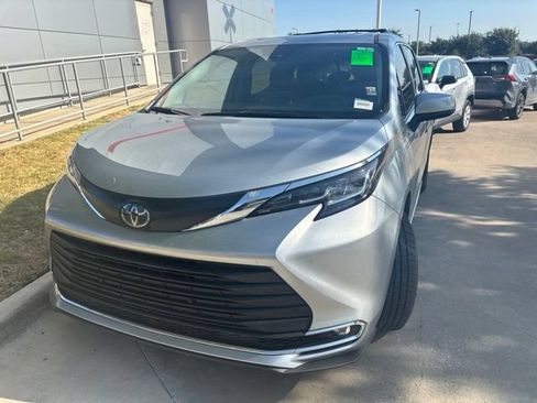 Used 2023 Toyota Sienna XLE FWD image 6