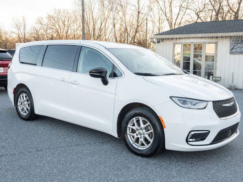 Used 2024 Chrysler Pacifica Touring-L image 4