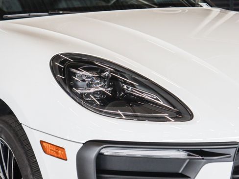 Certified 2025 Porsche Macan AWD/4WD image 24