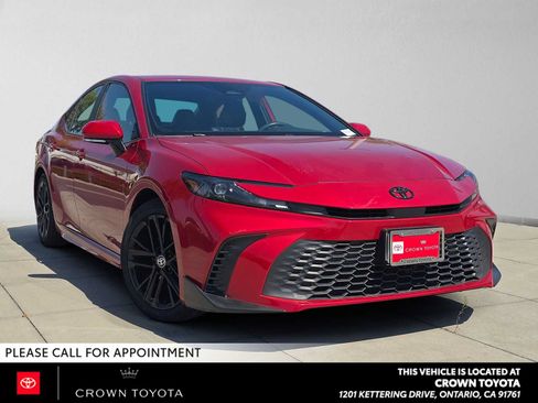 Used 2025 Toyota Camry SE FWD image 1