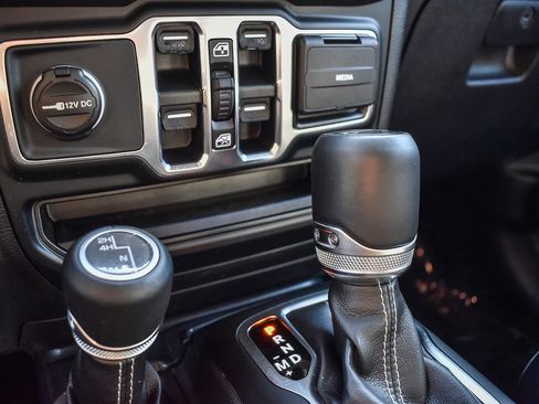 Used 2018 Jeep Wrangler Unlimited Sahara image 17