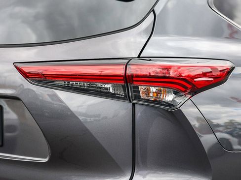 Used 2023 Toyota Highlander XLE FWD image 29