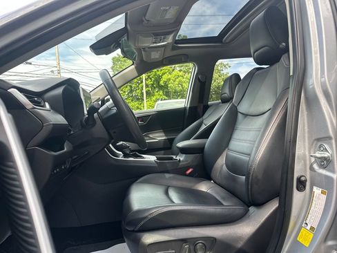 Used 2020 Toyota RAV4 XLE Premium FWD image 8