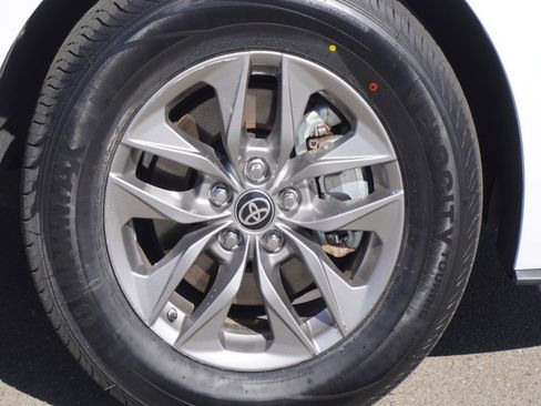 Used 2024 Toyota Sienna LE image 5