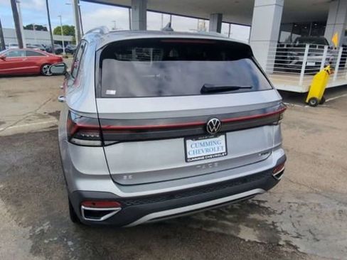 Used 2025 Volkswagen Taos SE image 7