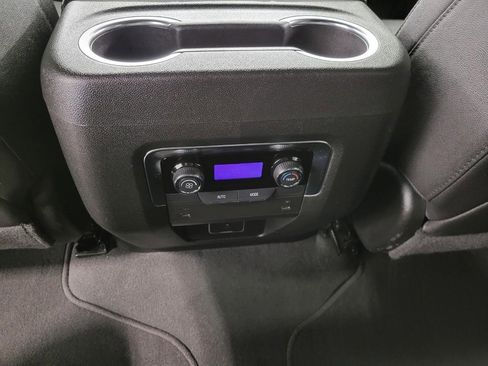 Used 2025 Chevrolet Suburban Z71 image 22