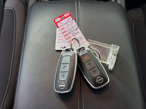 Used 2024 Nissan Pathfinder S image 32