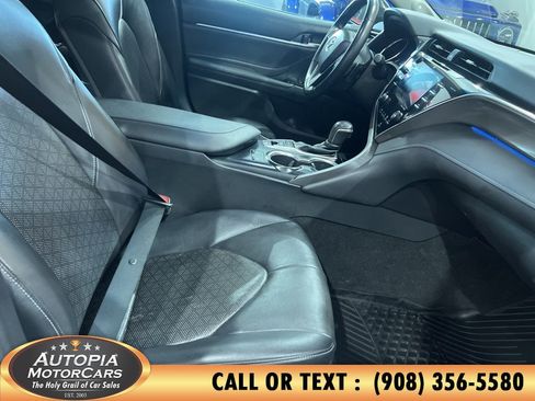 Used 2018 Toyota Camry XLE FWD image 13