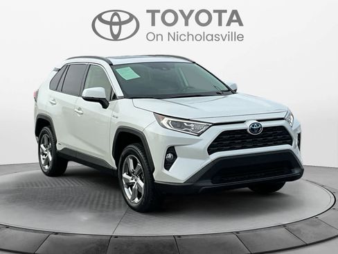 Used 2021 Toyota RAV4 XLE Premium image 8